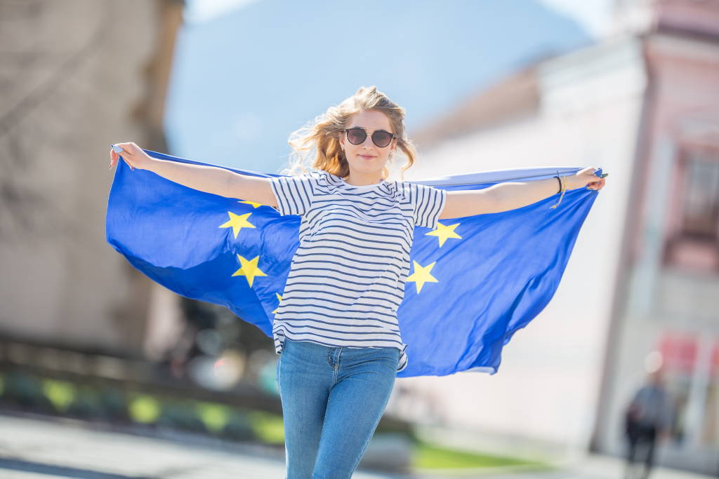 Chica con bandera de Europa