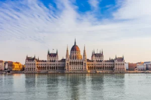 Parlamento de Hungría frente al Danubio.