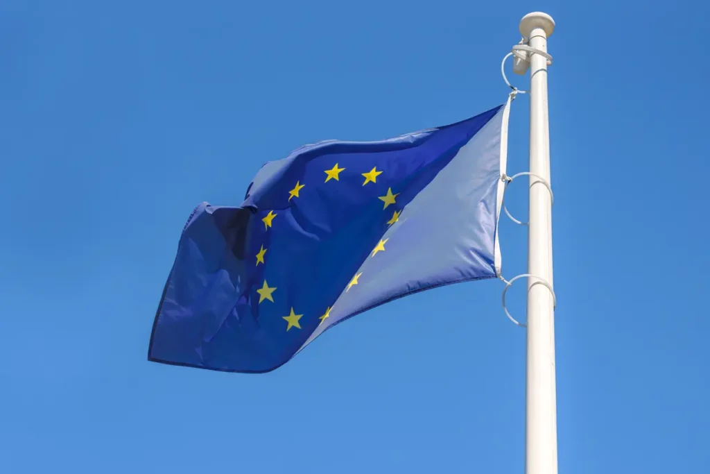 Bandera de Europa ondeando.