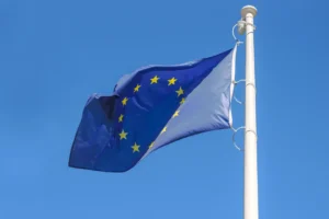 Bandera de Europa ondeando.