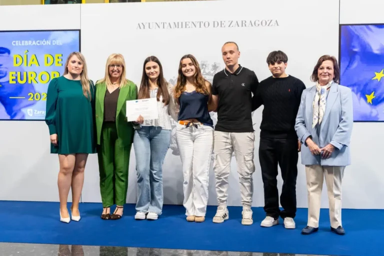 Los ganadores del premio posan